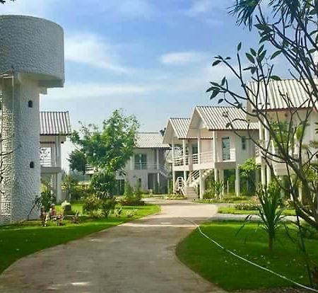 ホテル Baan Suan Geb Tawan Lop Buri エクステリア 写真