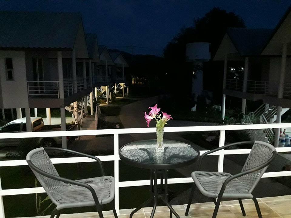 ホテル Baan Suan Geb Tawan Lop Buri エクステリア 写真